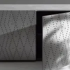 Aparador com 3 portas e 3 prateleiras internas, decoração em alumínio fundido - Scorpion Viadurini