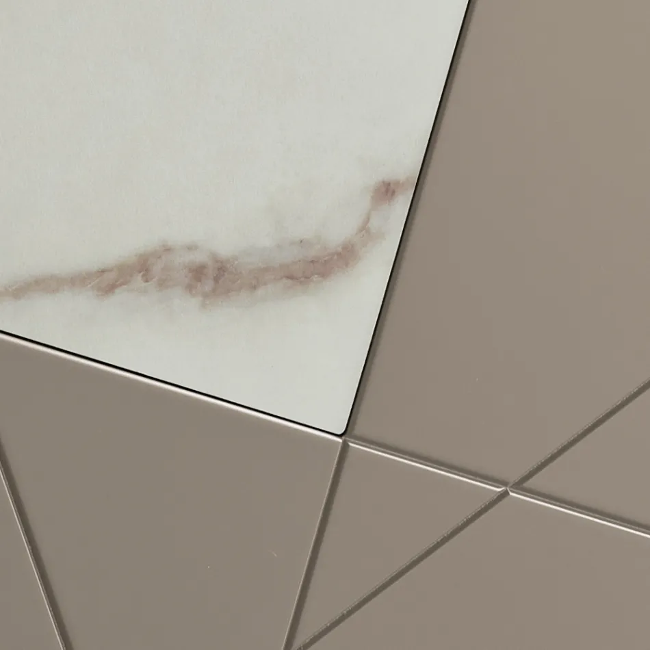 Aparador com 4 portas em MDF laqueado com detalhes em pantógrafo e vidro com efeito mármore - Danila Viadurini