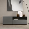 Aparador de chão Miral em melamina com design linear, fabricado na Itália.