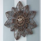 Relógio de parede em madeira clara ou escura com um desenho moderno de flores - Aquilegia Viadurini