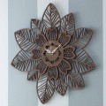 Relógio de parede em madeira clara ou escura com um desenho moderno de flores - Aquilegia