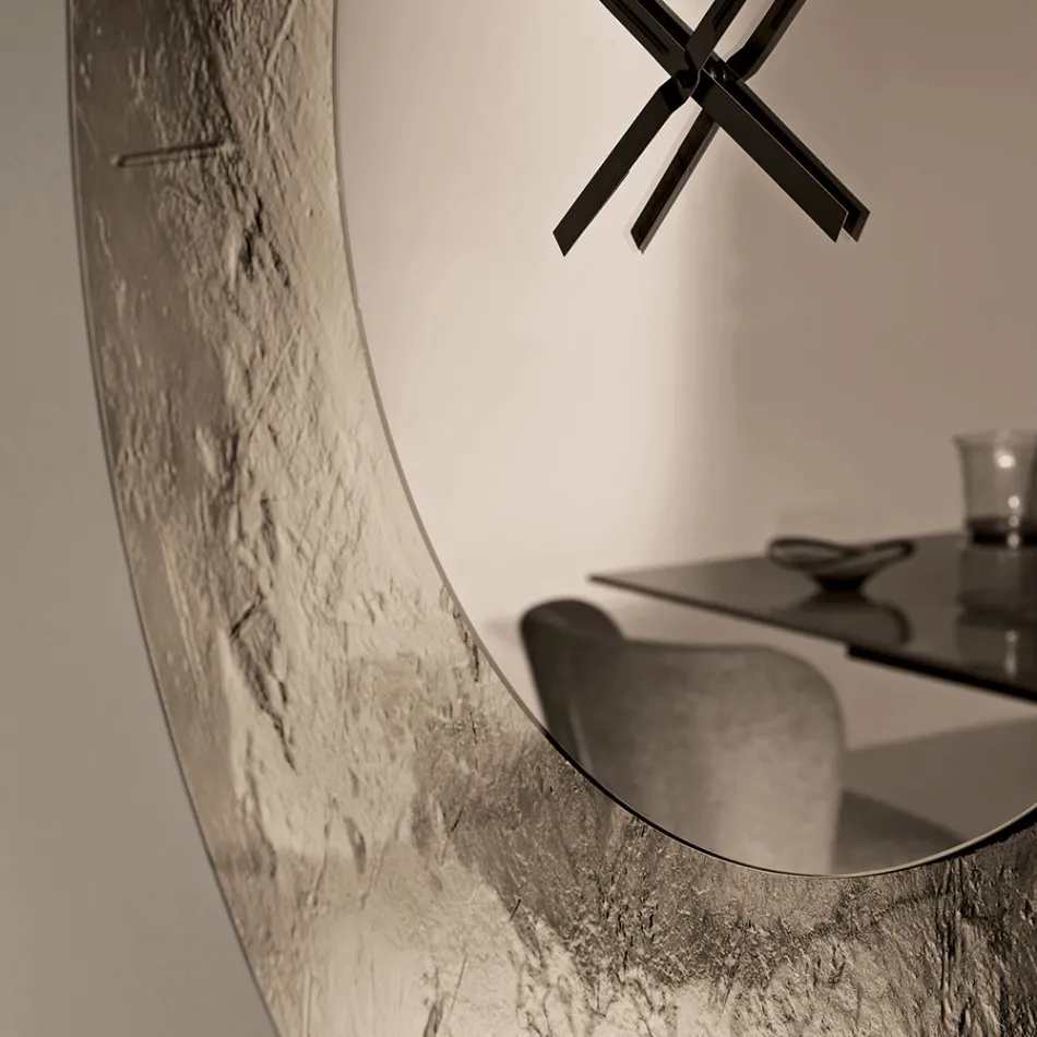 Cinzia - Relógio de parede em vidro fundido com acabamento martelado e prateado, fabricado na Itália. Viadurini