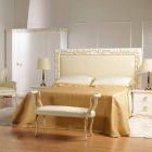 Tapete de mesa de cabeceira com design clássico em cor marfim com decorações douradas de Tyler Viadurini