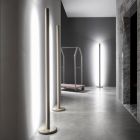 Candeeiro de pé moderno em metal com iluminação dupla fabricado na Itália - romano Viadurini