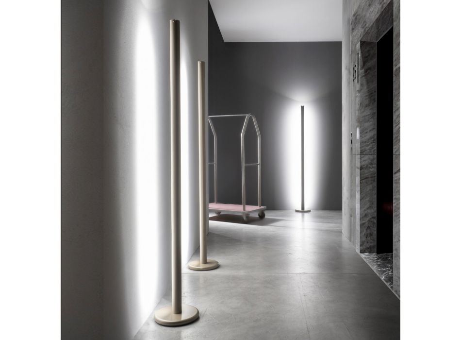 Candeeiro de pé moderno em metal com iluminação dupla fabricado na Itália - romano Viadurini