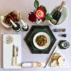 Prato Hexagonal em Mármore Carrara Branco ou Marquinia Preta - Ludivine Viadurini