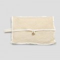 Bolsa embreagem de algodão branco natural Honeycomb com botão madrepérola - Anteha
