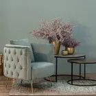 Poltrona Classic em Madeira Estofada com Efeito Veludo Homemotion - Nichy Viadurini