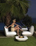 Poltrona moderna para jardim, confeccionada com travesseiro de polietileno by Vondom