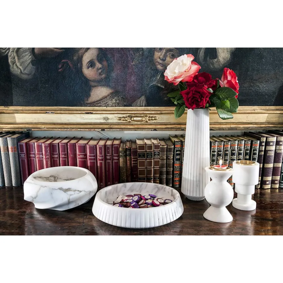 Castiçal baixo em mármore branco de Carrara e latão fabricado em Itália - Benton Viadurini