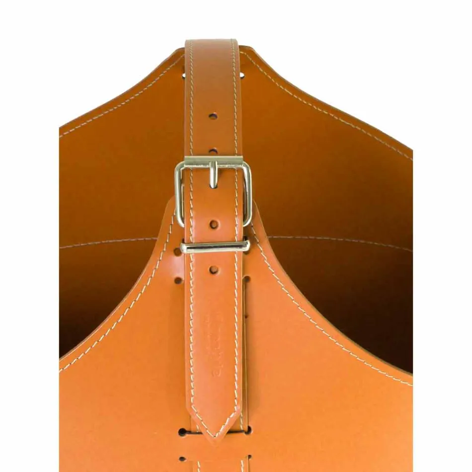 Suporte de lenha para interior com rodas em couro regenerado moderno Fabia Viadurini