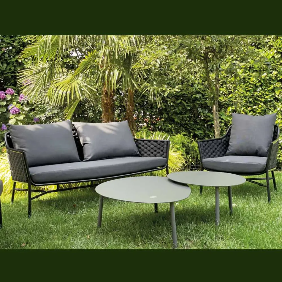 Sala de estar composta por sofá, poltronas e 2 mesas de centro de alumínio - Yuma Viadurini