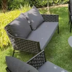 Sala de estar composta por sofá, poltronas e 2 mesas de centro de alumínio - Yuma Viadurini