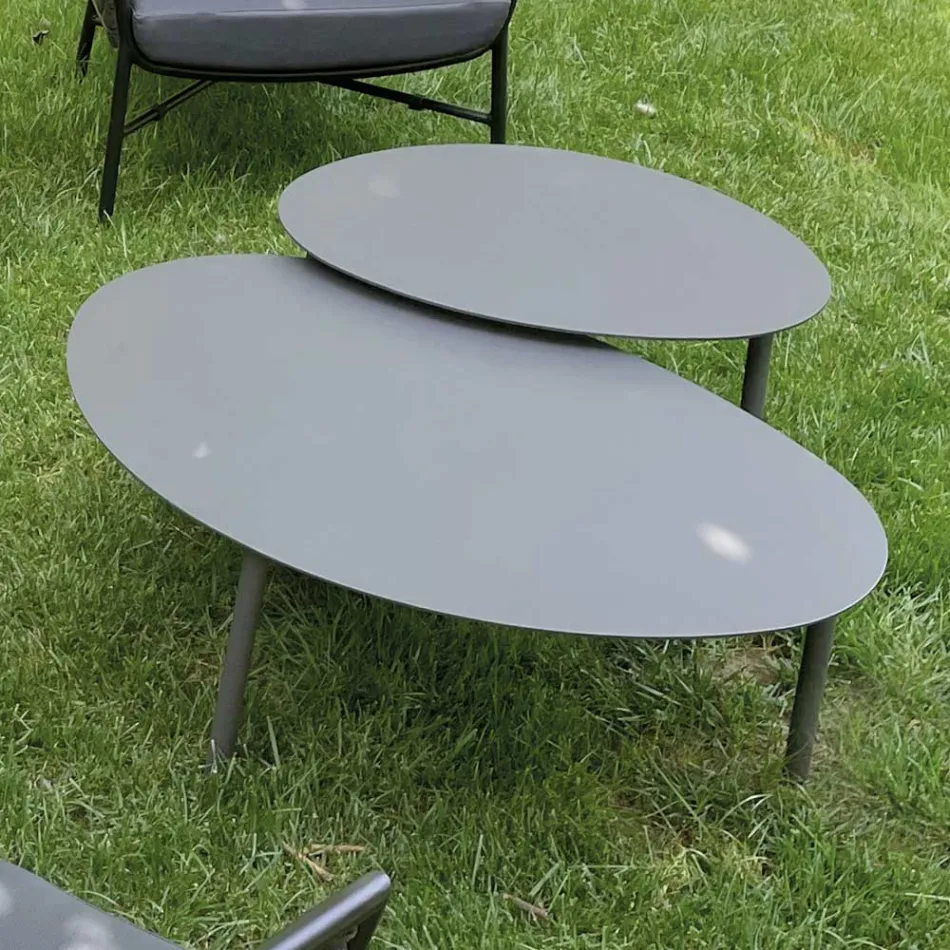 Sala de estar composta por sofá, poltronas e 2 mesas de centro de alumínio - Yuma Viadurini