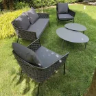 Sala de estar composta por sofá, poltronas e 2 mesas de centro de alumínio - Yuma Viadurini