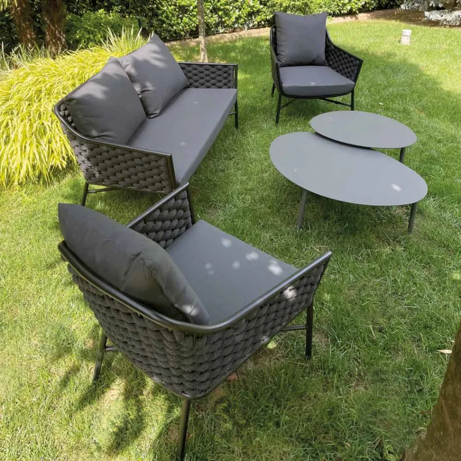 Sala de estar composta por sofá, poltronas e 2 mesas de centro de alumínio - Yuma Viadurini