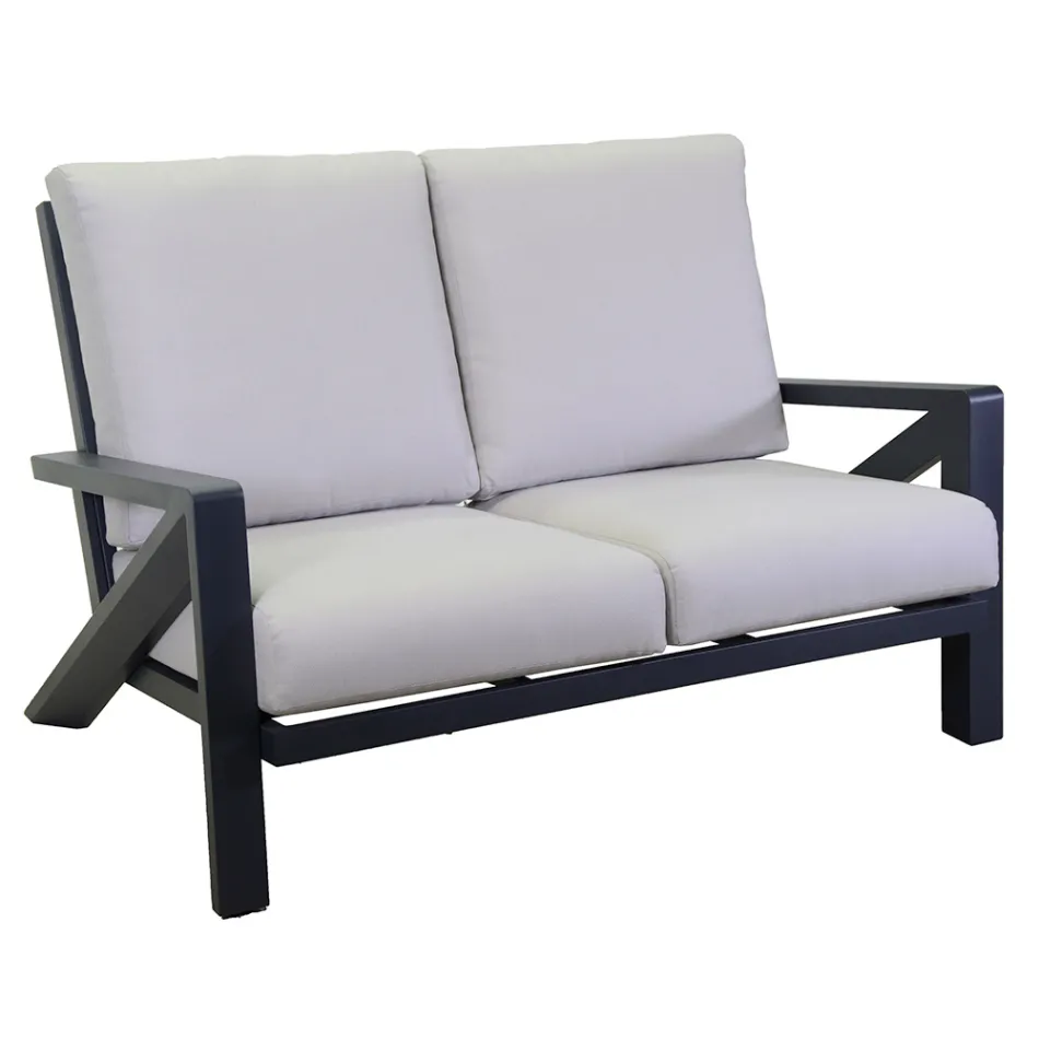 Sala de estar composta por sofá, mesa de centro e poltronas com apoio para os pés - Quadro de avisos Viadurini