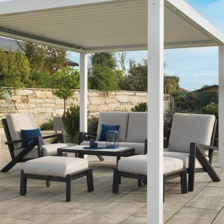 Sala de estar composta por sofá, mesa de centro e poltronas com apoio para os pés - Quadro de avisos Viadurini