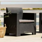 Sala com 1 sofá, 2 poltronas e 1 mesa de centro com almofadas de assento - Máquina Viadurini