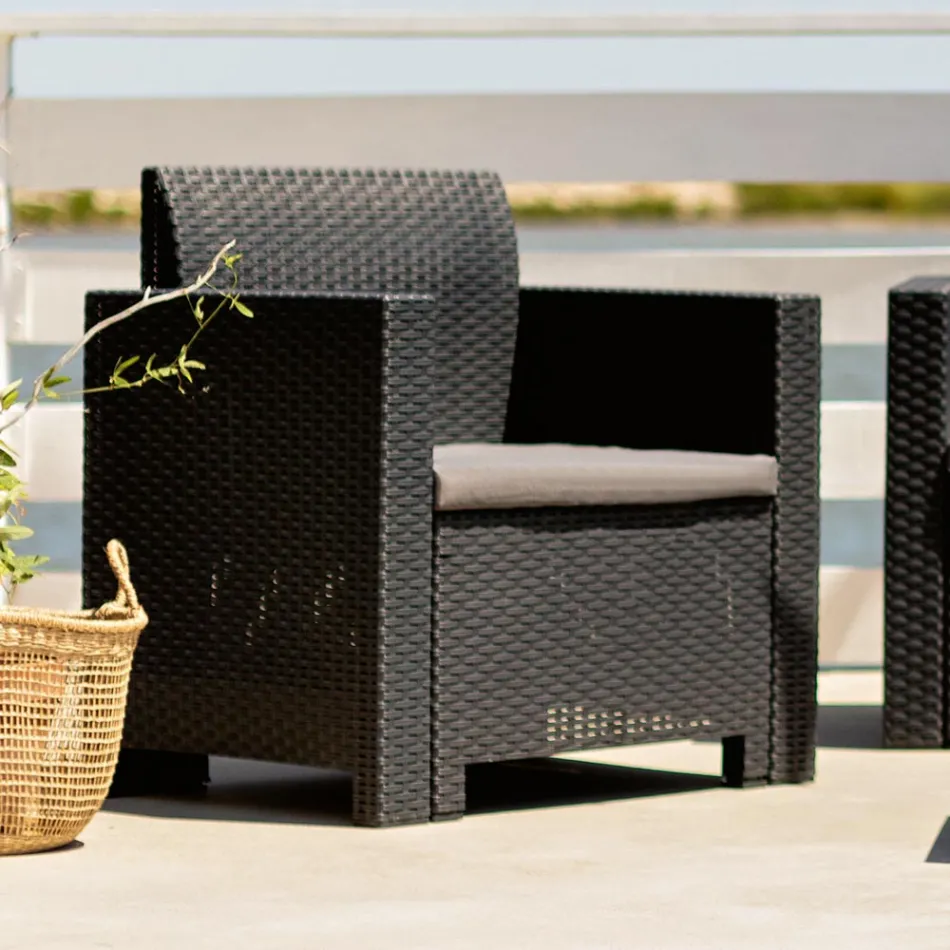 Sala com 1 sofá, 2 poltronas e 1 mesa de centro com almofadas de assento - Máquina Viadurini