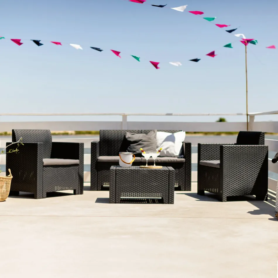 Sala com 1 sofá, 2 poltronas e 1 mesa de centro com almofadas de assento - Máquina Viadurini