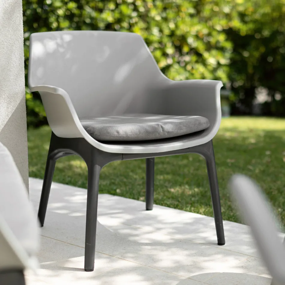 Sala com 1 sofá, 2 poltronas e 1 mesa de centro em polipropileno - Máquina Viadurini