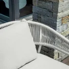 Sala de estar exterior com almofadas arredondadas e apoios de braços - Zenith Viadurini