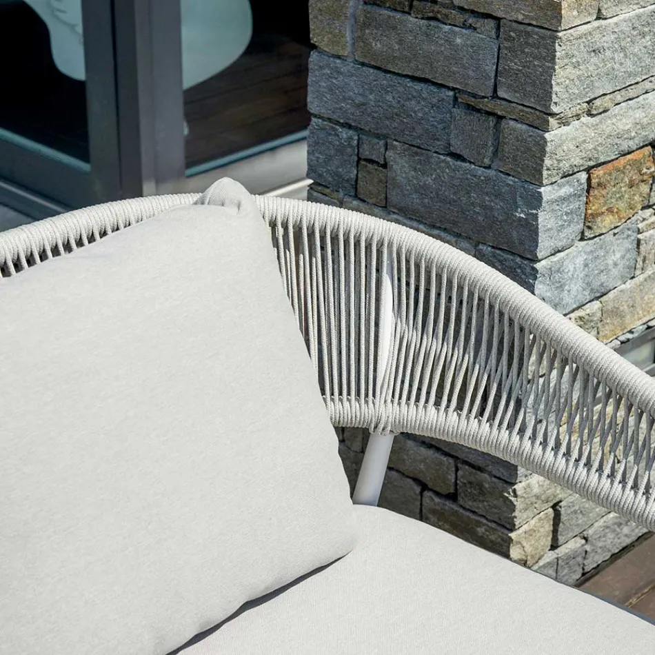 Sala de estar exterior com almofadas arredondadas e apoios de braços - Zenith Viadurini