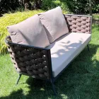 Sala de estar ao ar livre com sofá, poltrona e mesa de centro retangular - Dandelium Viadurini