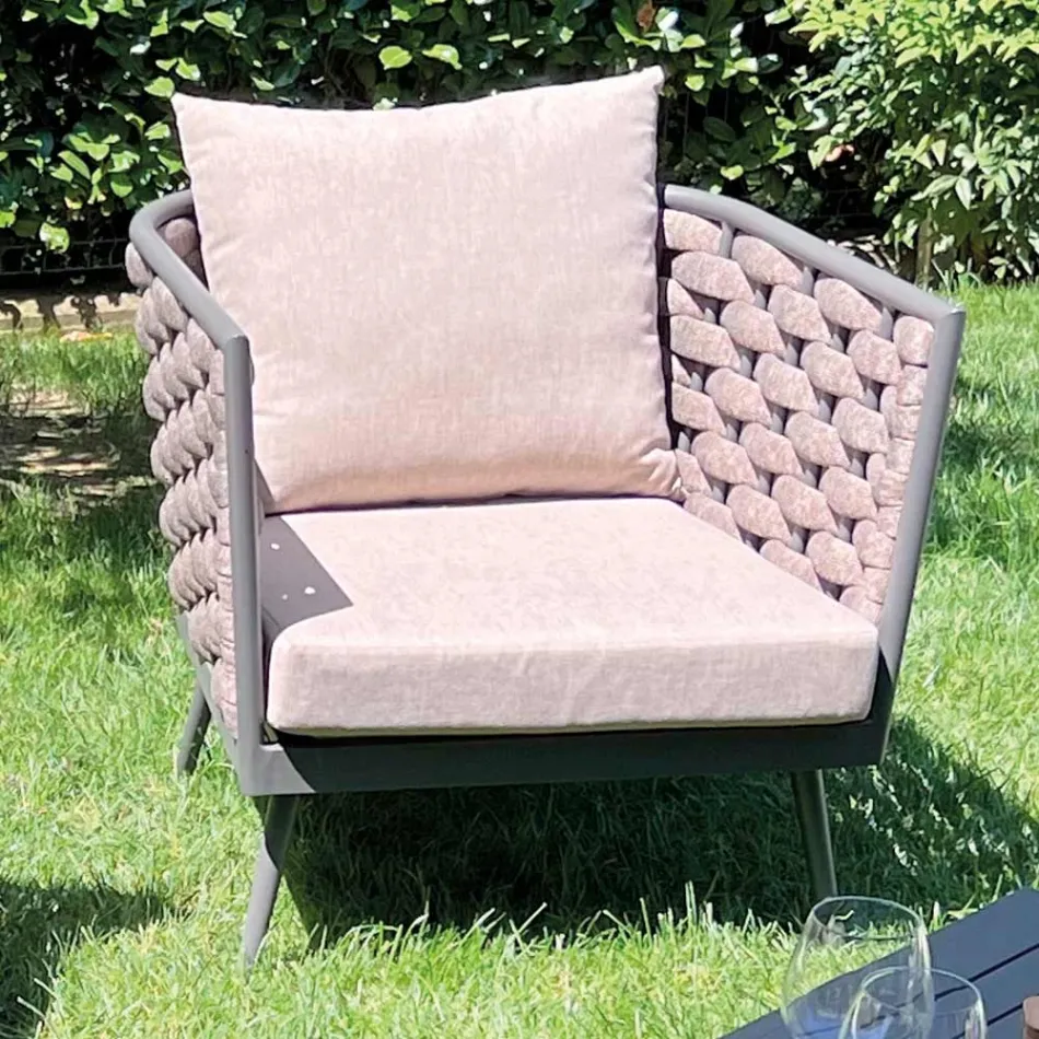 Sala de estar ao ar livre com sofá, poltrona e mesa de centro retangular - Dandelium Viadurini