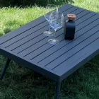 Sala de estar ao ar livre com sofá, poltrona e mesa de centro retangular - Dandelium Viadurini