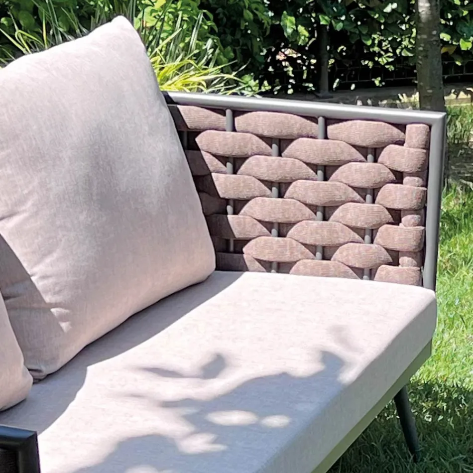 Sala de estar ao ar livre com sofá, poltrona e mesa de centro retangular - Dandelium Viadurini