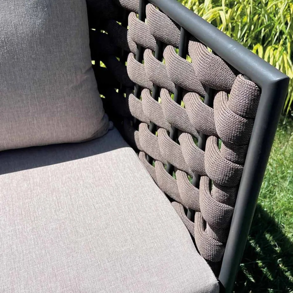 Sala de estar ao ar livre com sofá, poltrona e mesa de centro retangular - Dandelium Viadurini