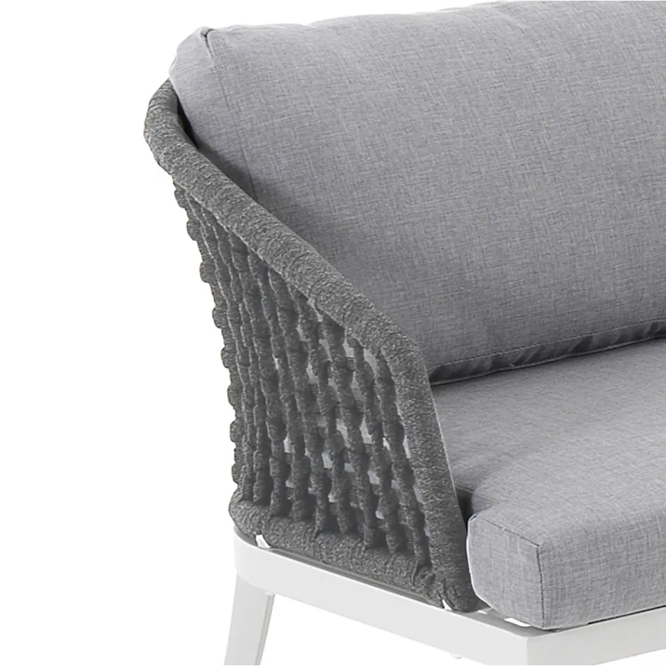 Sala interior e exterior com 2 poltronas, 1 sofá e 1 mesa de centro - Sortir Viadurini