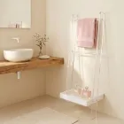 Escada para toalhas em acrílico branco, fabricada na Itália - Jamira Viadurini