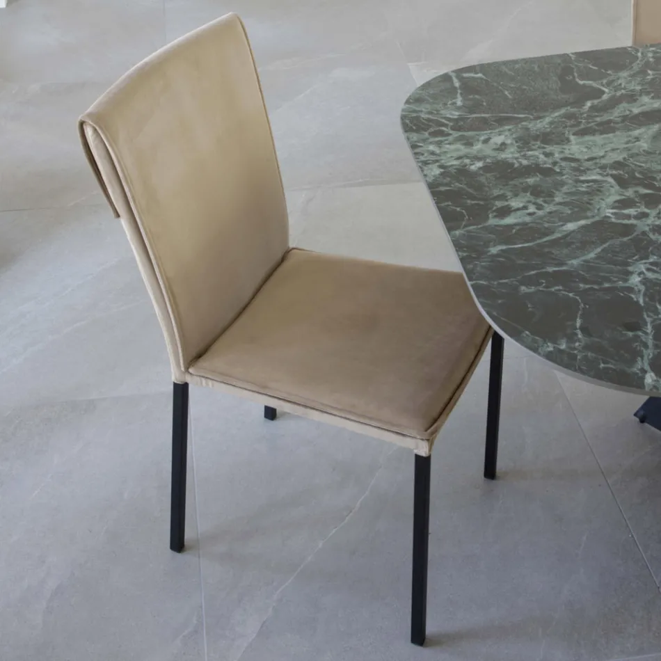 Cadeira de Sala em Veludo Antimanchas e Estrutura Preta - Haroon Viadurini