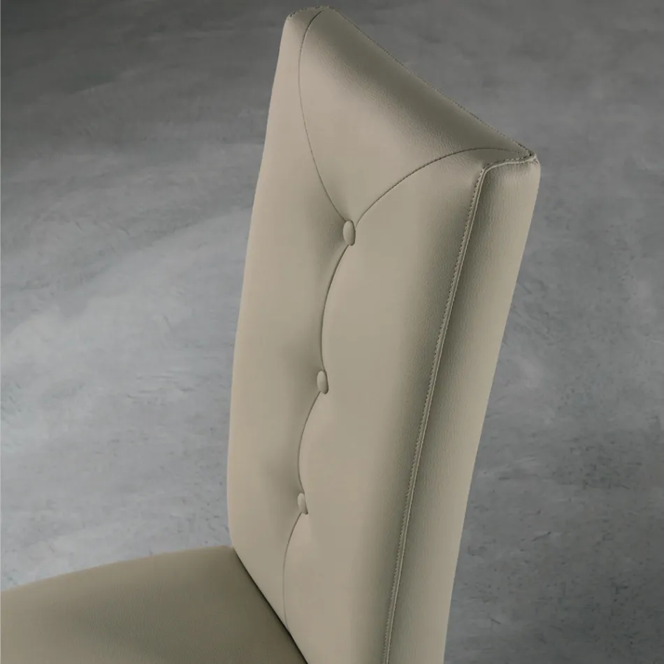 Cadeira de madeira e assento de couro ecológico com botões de design italiano - Mircea Viadurini