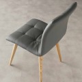 Cadeira Viola de design moderno, estofamento em couro ecológico e pernas de madeira