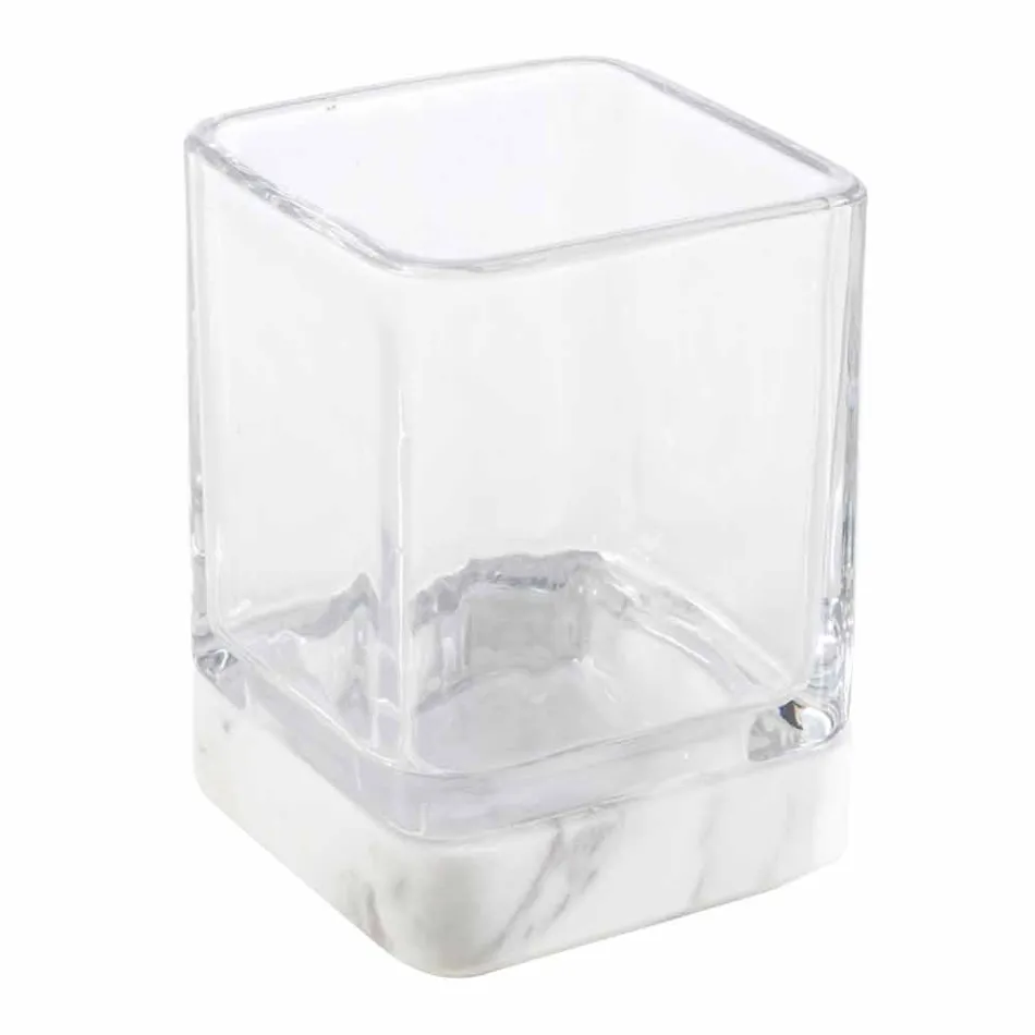 Os acessórios modernos do banheiro ajustaram-se no mármore de Calacatta e no vidro de Carona Viadurini