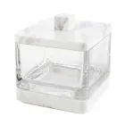 Os acessórios modernos do banheiro ajustaram-se no mármore de Calacatta e no vidro de Carona Viadurini