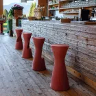 Banqueta alta para jardím em polietileno colorido Made in Italy - Desmond Viadurini