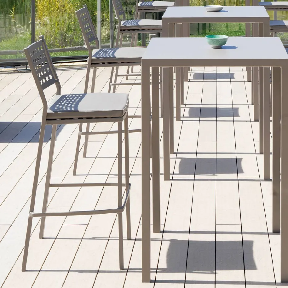 Banqueta Externa Empilhável em Aço Pintado Fabricado na Itália - Nilda Viadurini