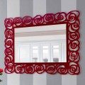 Espelho grande e moderno de parede em plexiglás vermelho - Rosalinda