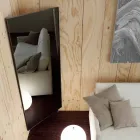 Espelho de parede com porta de abertura e cabides Made in Italy - Boro Viadurini