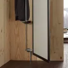 Espelho de parede com porta de abertura e cabides Made in Italy - Boro Viadurini