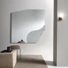 Espelho de parede Lirion com detalhe listrado em duas cores, fabricado na Itália. Viadurini