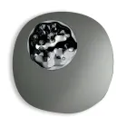 Espelho com formato especial e detalhe em vidro ondulado, fabricado na Itália - Adalberta Viadurini