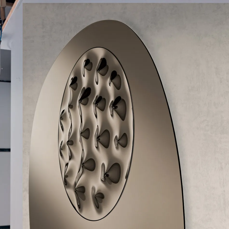 Espelho com formato especial e detalhe em vidro ondulado, fabricado na Itália - Adalberta Viadurini