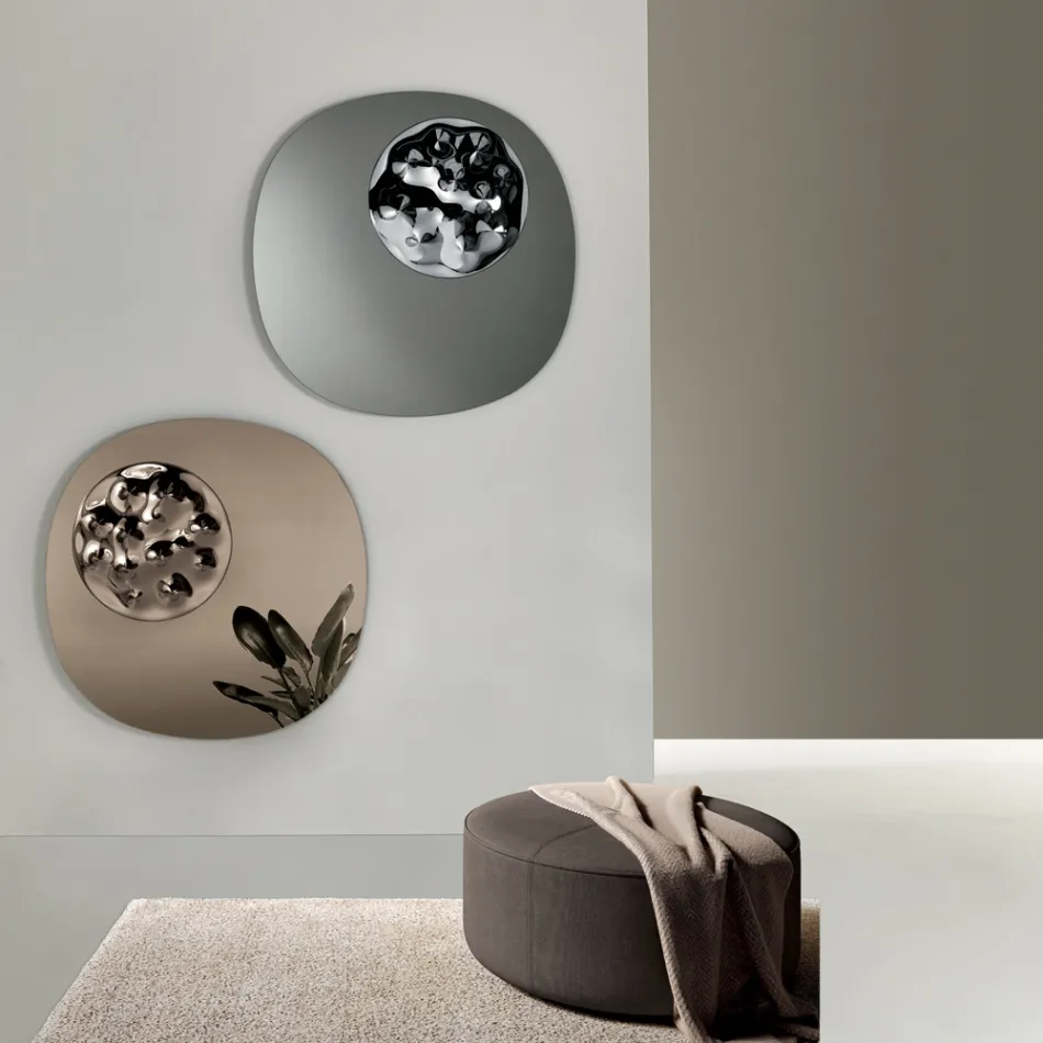 Espelho com formato especial e detalhe em vidro ondulado, fabricado na Itália - Adalberta Viadurini