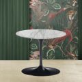 Mesa de centro Tulip Eero Saarinen H 39 com tampo redondo de mármore arabesco - Escarlate